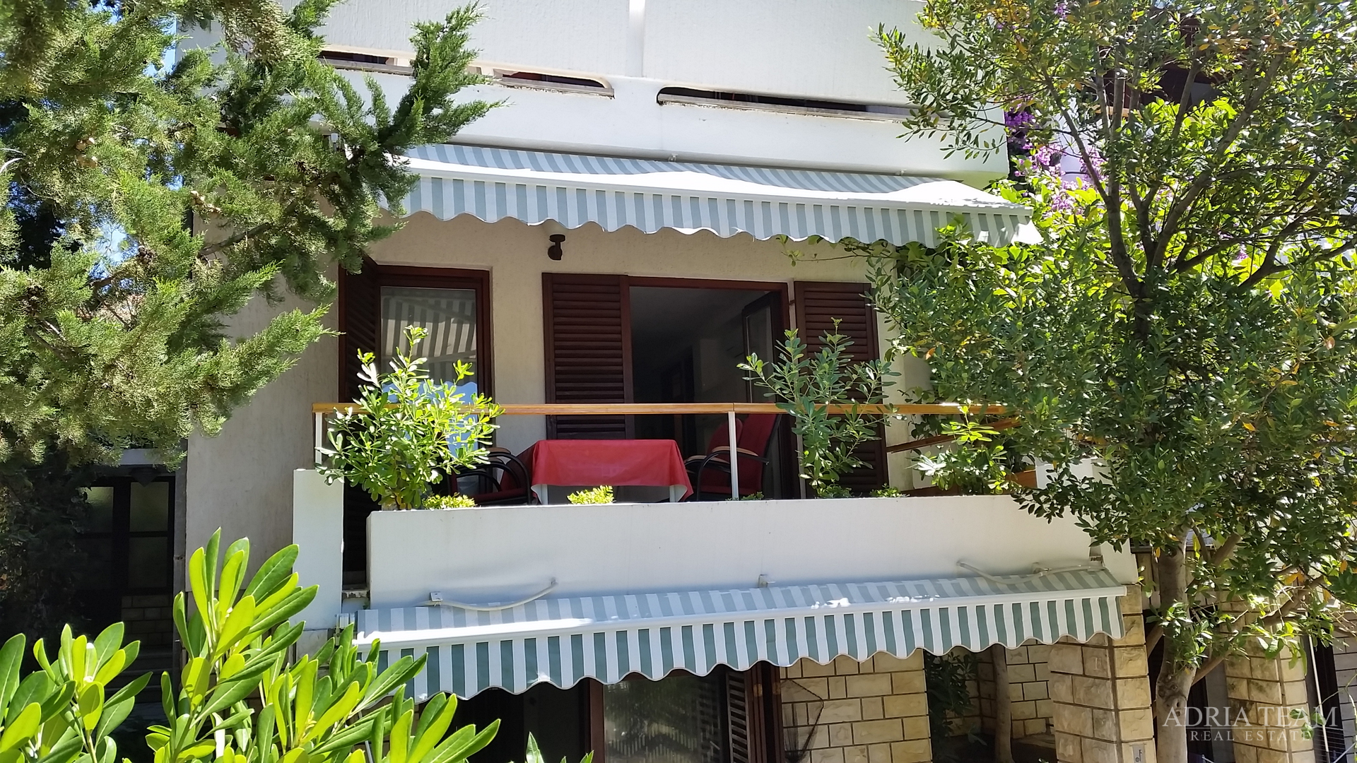 APARTMANSKA KUĆA 100 m OD MORA, ODLIČNA LOKACIJA - NOVALJA, PAG