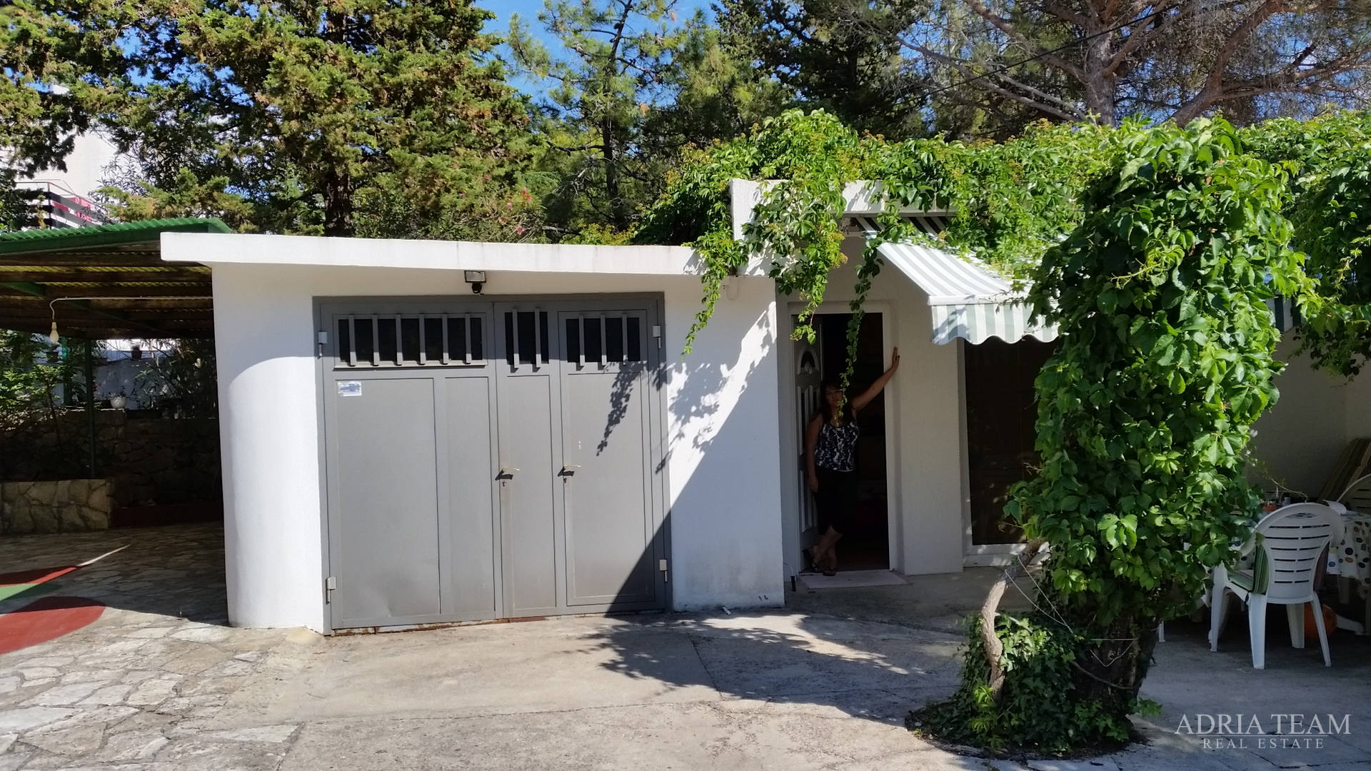 APARTMANSKA KUĆA 100 m OD MORA, ODLIČNA LOKACIJA - NOVALJA, PAG