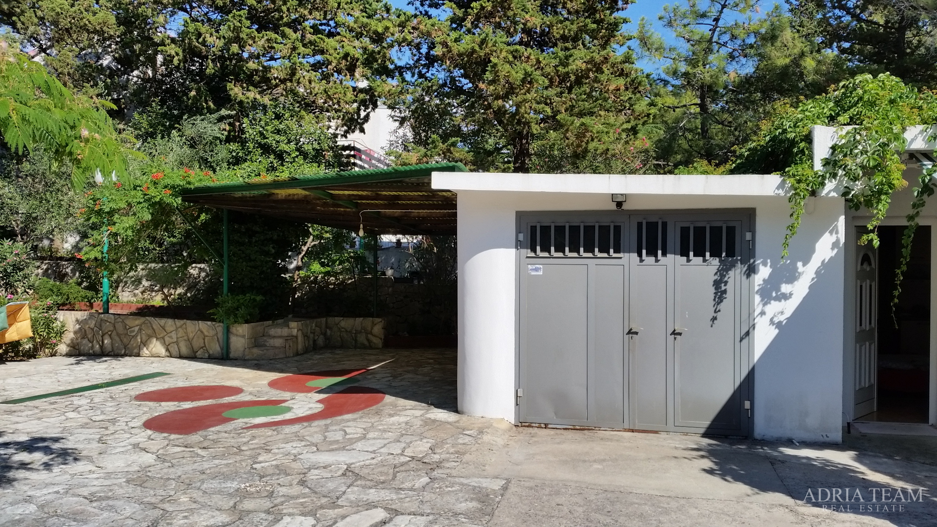 APARTMANSKA KUĆA 100 m OD MORA, ODLIČNA LOKACIJA - NOVALJA, PAG