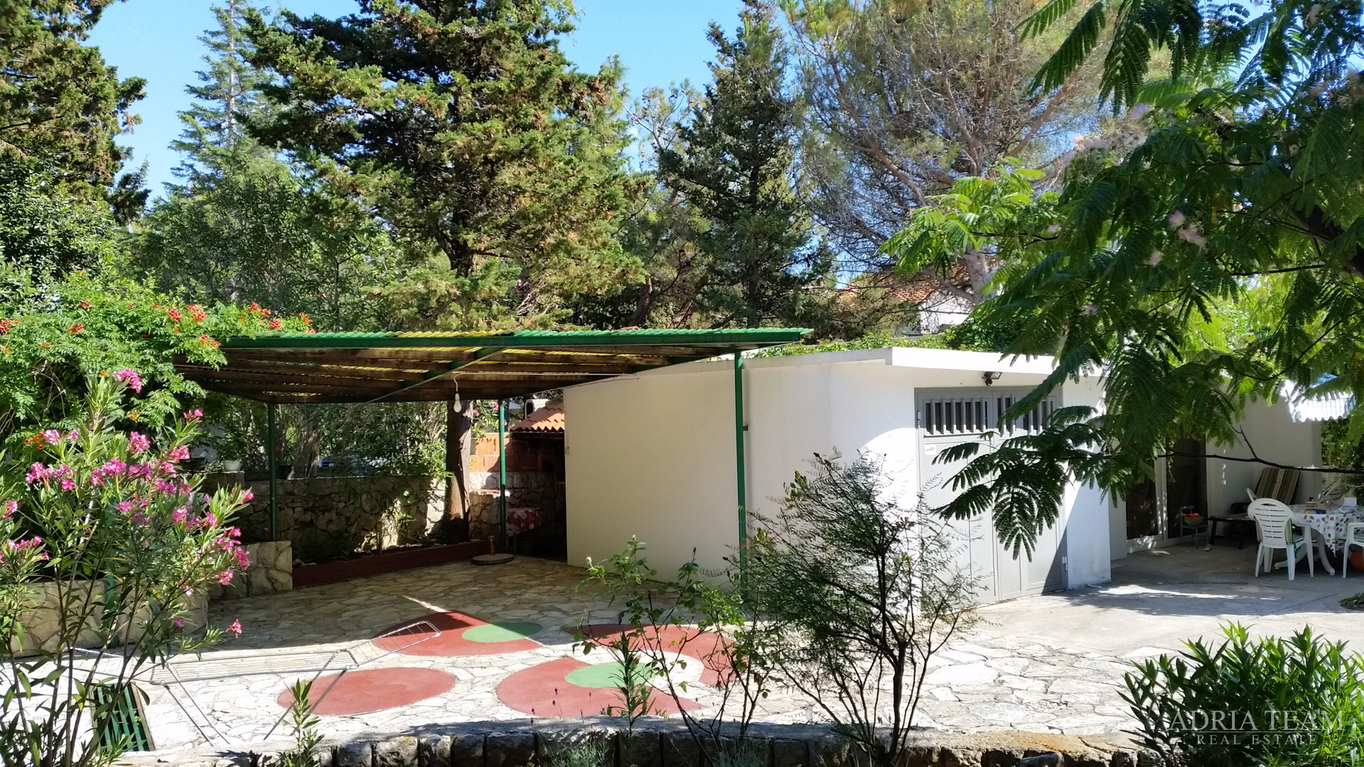 APARTMANSKA KUĆA 100 m OD MORA, ODLIČNA LOKACIJA - NOVALJA, PAG