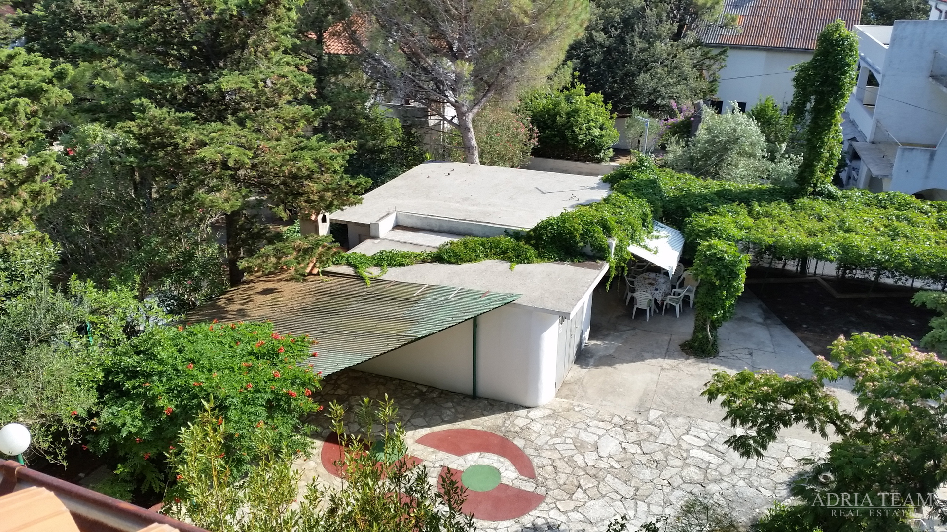 APARTMANSKA KUĆA 100 m OD MORA, ODLIČNA LOKACIJA - NOVALJA, PAG