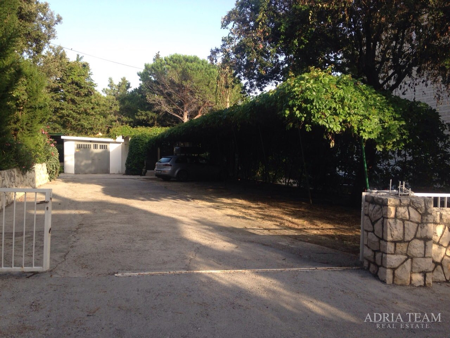 APARTMANSKA KUĆA 100 m OD MORA, ODLIČNA LOKACIJA - NOVALJA, PAG