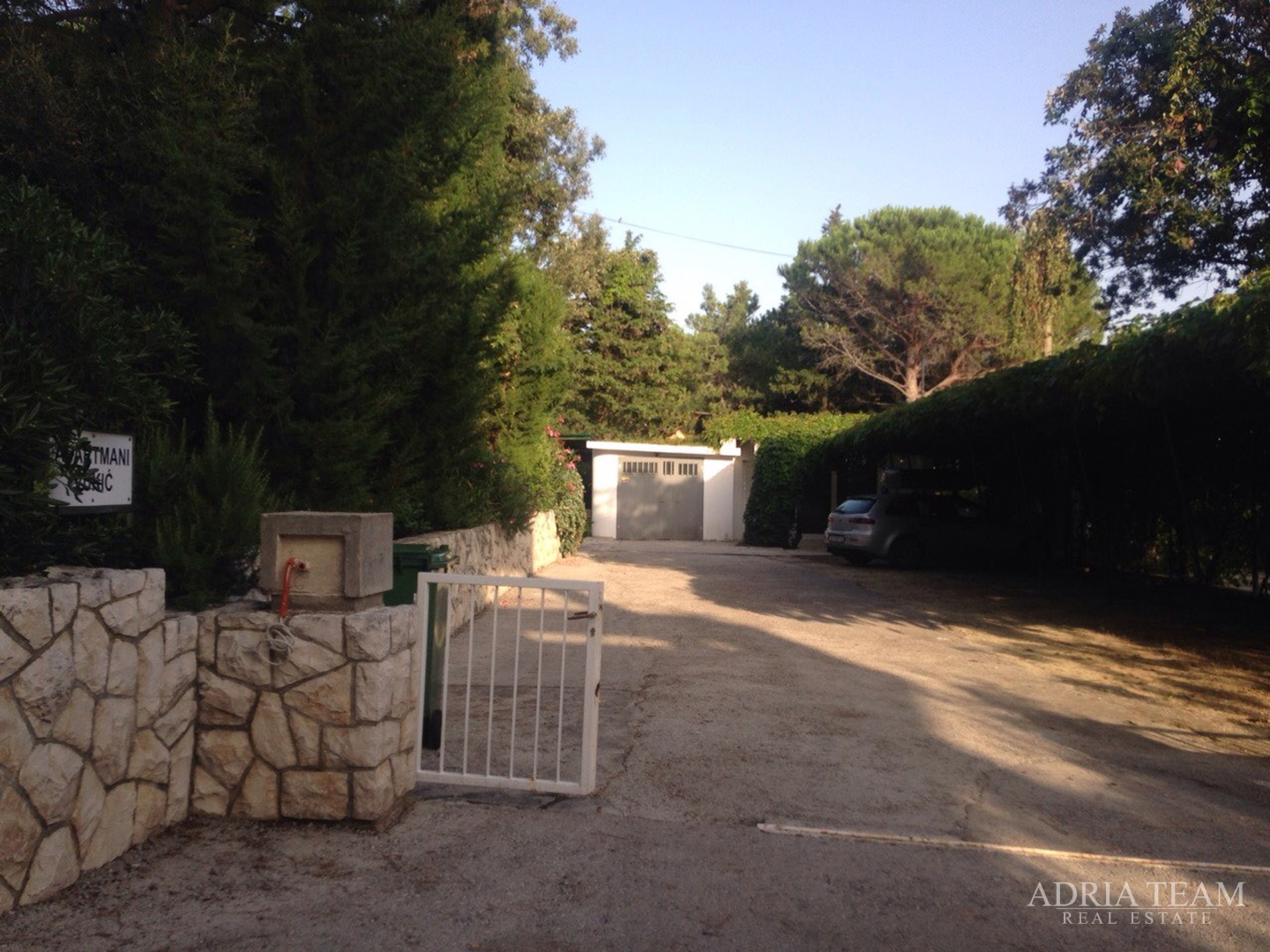 APARTMANSKA KUĆA 100 m OD MORA, ODLIČNA LOKACIJA - NOVALJA, PAG