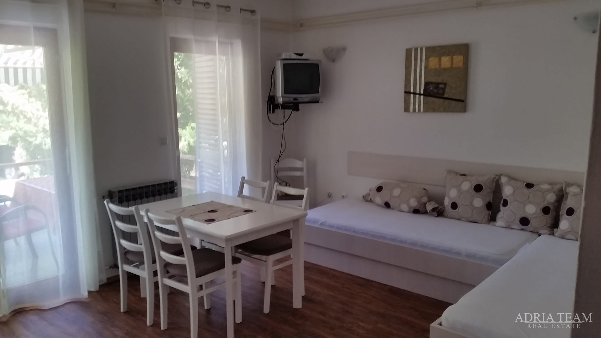 APARTMANSKA KUĆA 100 m OD MORA, ODLIČNA LOKACIJA - NOVALJA, PAG