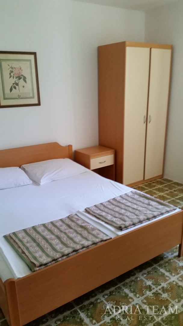 APARTMANSKA KUĆA 100 m OD MORA, ODLIČNA LOKACIJA - NOVALJA, PAG