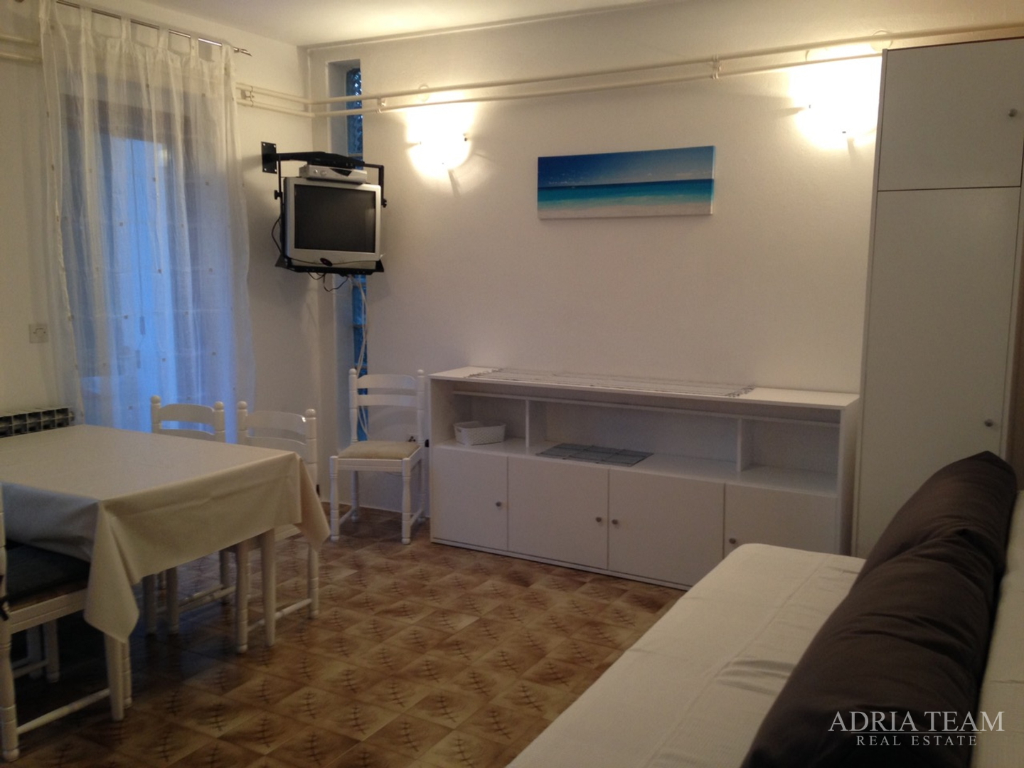 APARTMANSKA KUĆA 100 m OD MORA, ODLIČNA LOKACIJA - NOVALJA, PAG