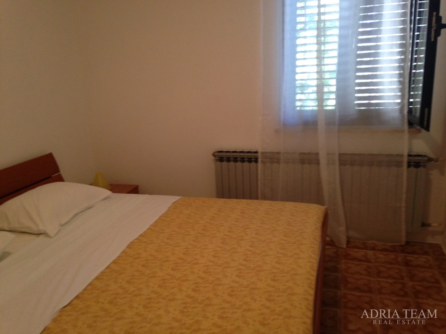 APARTMANSKA KUĆA 100 m OD MORA, ODLIČNA LOKACIJA - NOVALJA, PAG