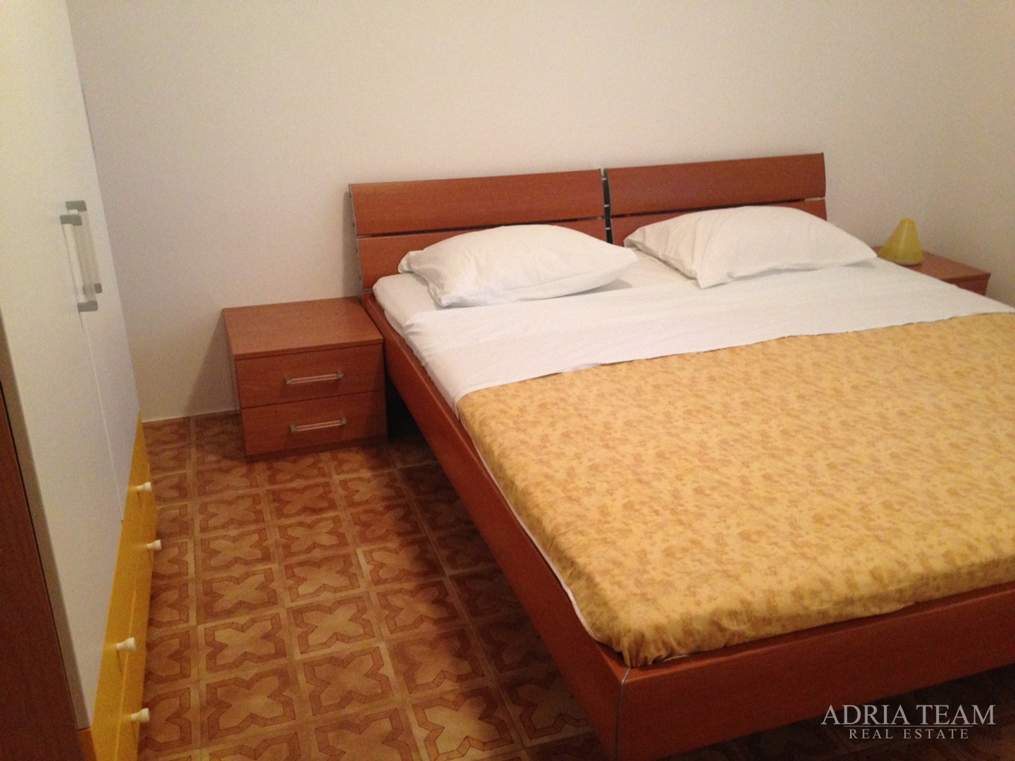 APARTMANSKA KUĆA 100 m OD MORA, ODLIČNA LOKACIJA - NOVALJA, PAG