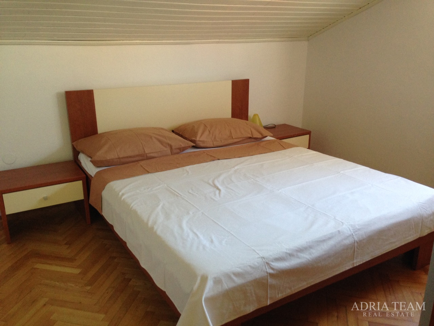 APARTMANSKA KUĆA 100 m OD MORA, ODLIČNA LOKACIJA - NOVALJA, PAG