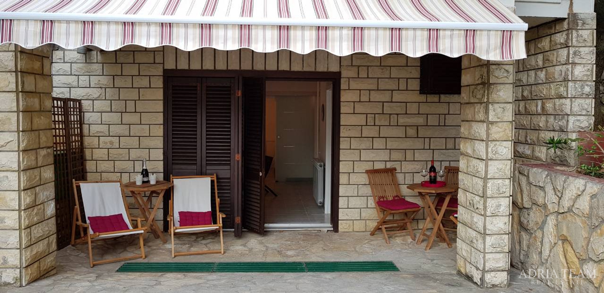 APARTMANSKA KUĆA 100 m OD MORA, ODLIČNA LOKACIJA - NOVALJA, PAG