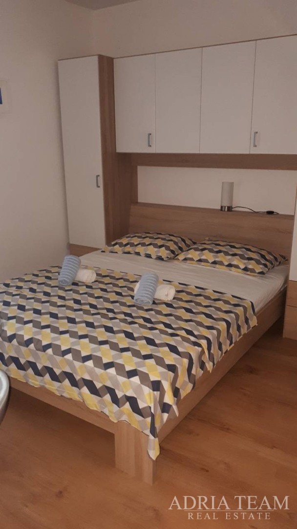 APARTMANSKA KUĆA 100 m OD MORA, ODLIČNA LOKACIJA - NOVALJA, PAG