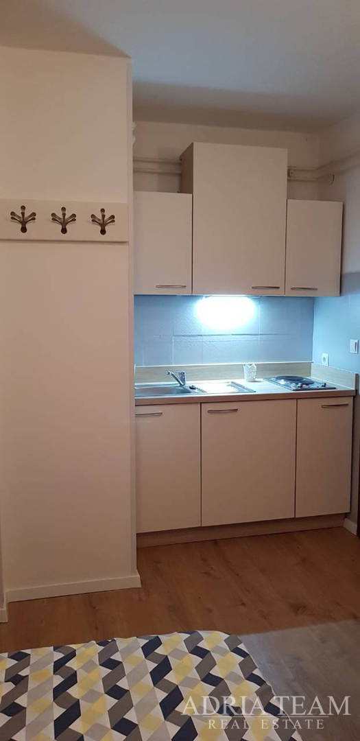 APARTMANSKA KUĆA 100 m OD MORA, ODLIČNA LOKACIJA - NOVALJA, PAG