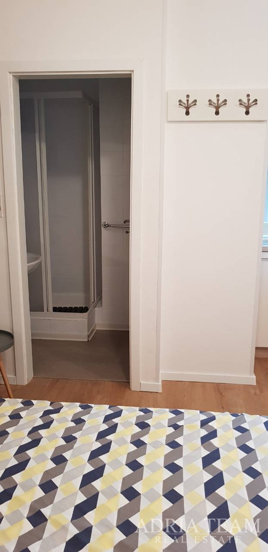 APARTMANSKA KUĆA 100 m OD MORA, ODLIČNA LOKACIJA - NOVALJA, PAG