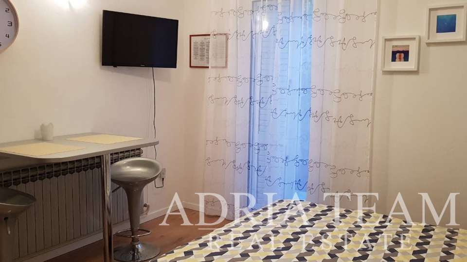 APARTMANSKA KUĆA 100 m OD MORA, ODLIČNA LOKACIJA - NOVALJA, PAG