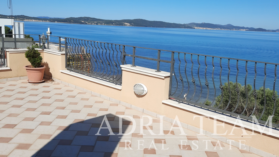 HOTEL WITH TAVERN AND ROOF TERRACE, FIRST ROW TO THE SEA - SUKOŠAN