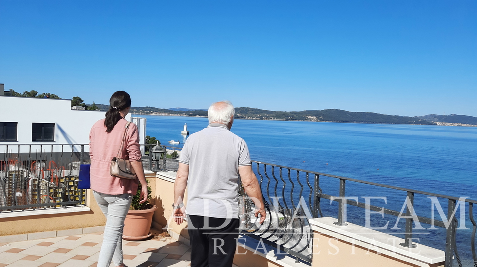 HOTEL WITH TAVERN AND ROOF TERRACE, FIRST ROW TO THE SEA - SUKOŠAN