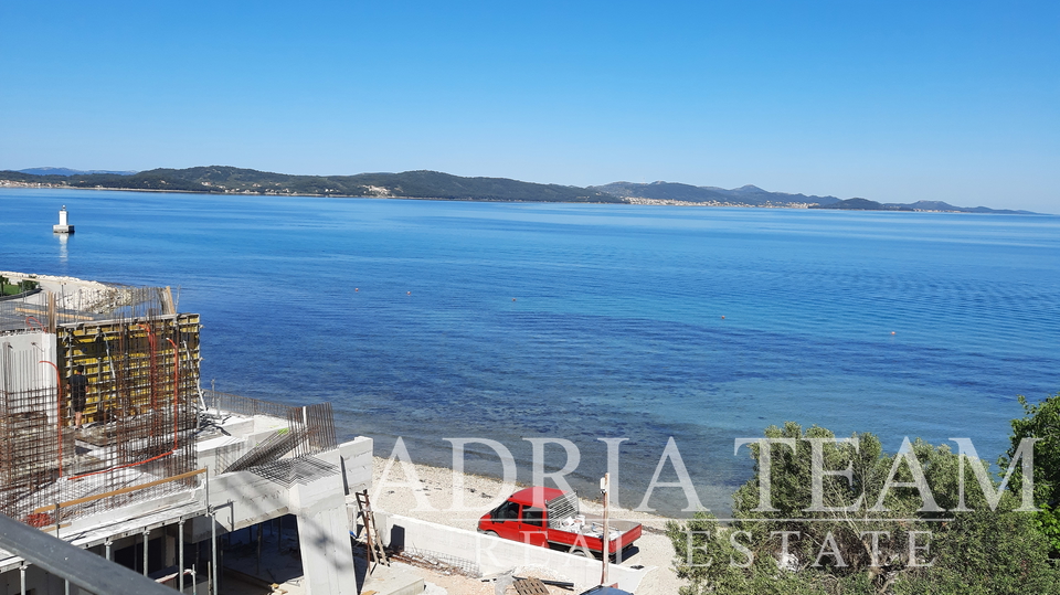 HOTEL WITH TAVERN AND ROOF TERRACE, FIRST ROW TO THE SEA - SUKOŠAN