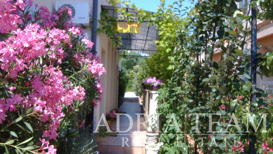 HOTEL WITH TAVERN AND ROOF TERRACE, FIRST ROW TO THE SEA - SUKOŠAN