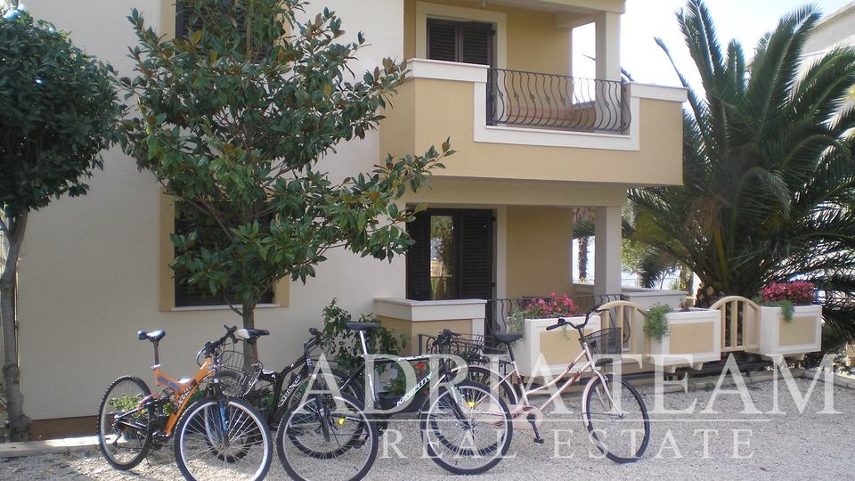 HOTEL WITH TAVERN AND ROOF TERRACE, FIRST ROW TO THE SEA - SUKOŠAN