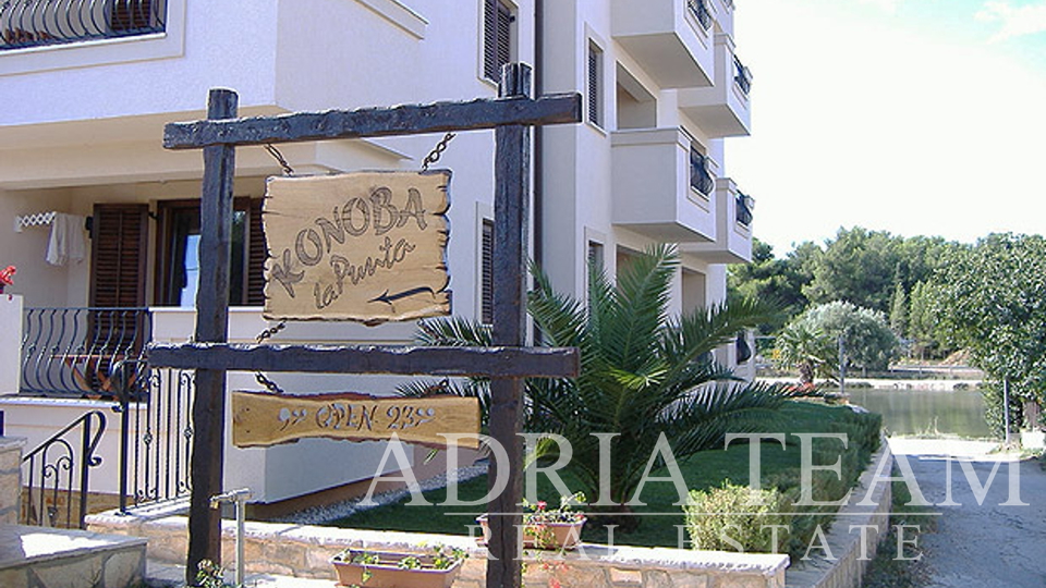 HOTEL WITH TAVERN AND ROOF TERRACE, FIRST ROW TO THE SEA - SUKOŠAN