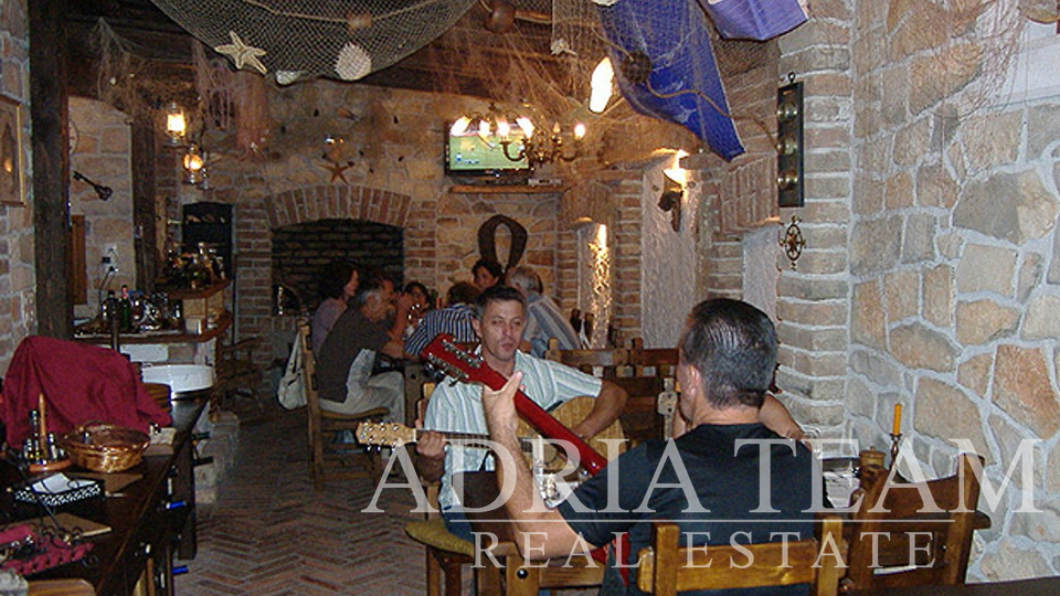 HOTEL WITH TAVERN AND ROOF TERRACE, FIRST ROW TO THE SEA - SUKOŠAN