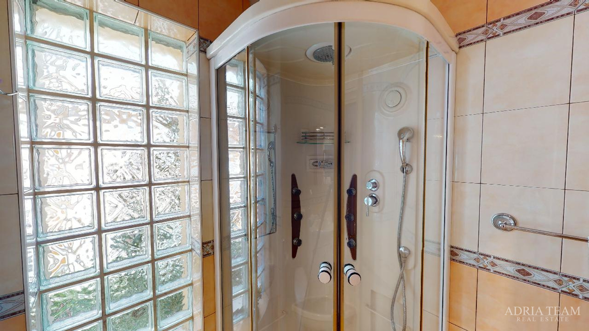 HOTEL S KONOBOM I KROVNOM TERASOM, 1. RED DO MORA - SUKOŠAN