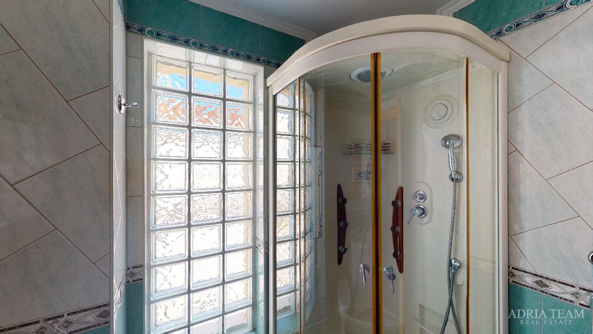 HOTEL S KONOBOM I KROVNOM TERASOM, 1. RED DO MORA - SUKOŠAN