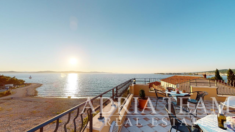 HOTEL WITH TAVERN AND ROOF TERRACE, FIRST ROW TO THE SEA - SUKOŠAN