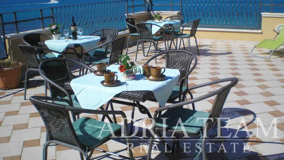 HOTEL WITH TAVERN AND ROOF TERRACE, FIRST ROW TO THE SEA - SUKOŠAN