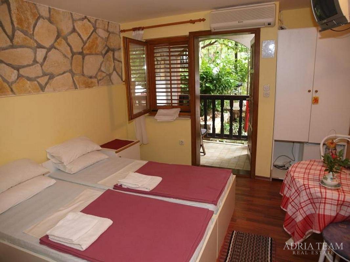 HOTEL 50 m OD MORA - POSEDARJE