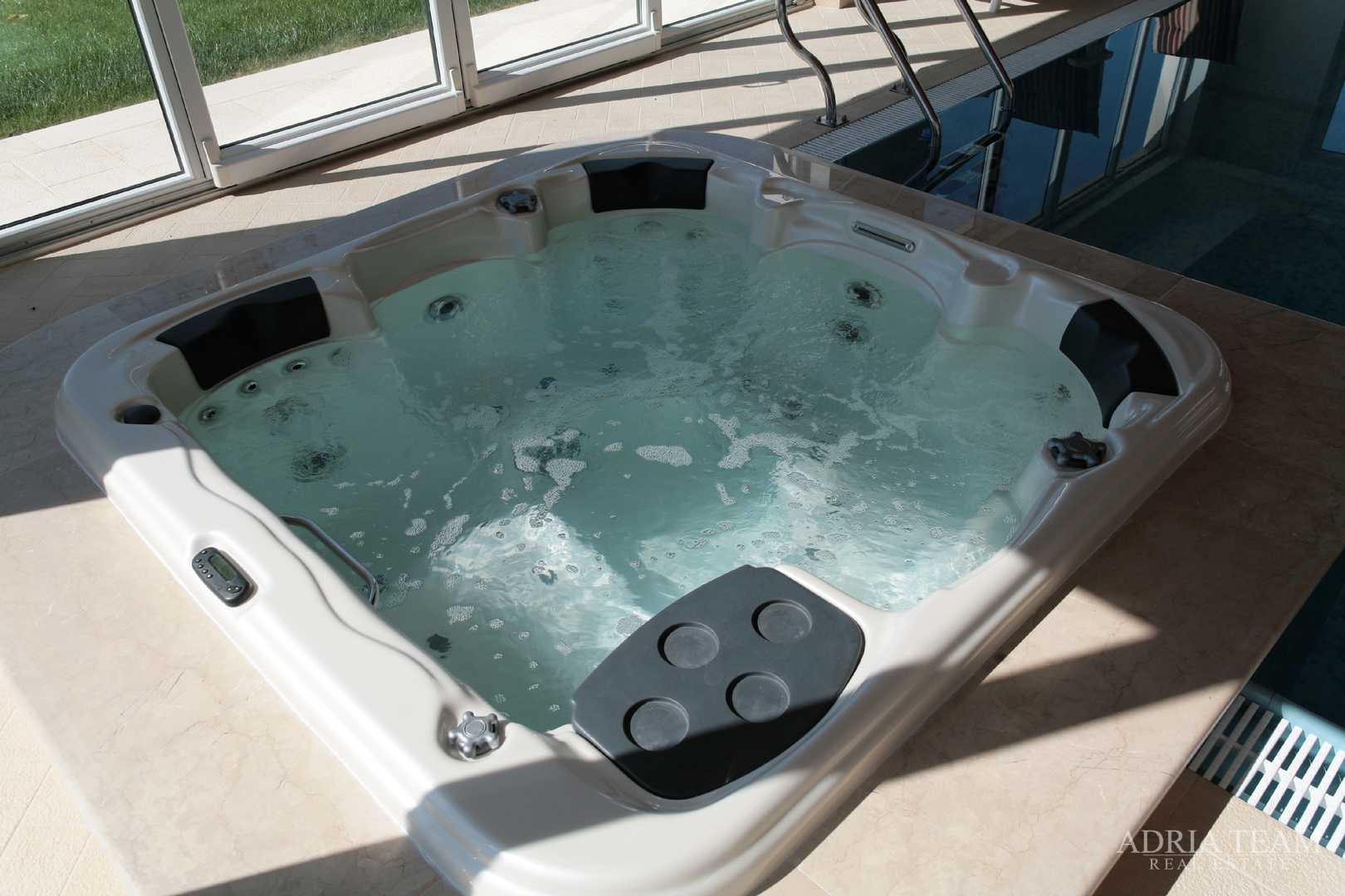 LUKSUZNA VILA 100 m OD MARINE - BETINA, MURTER