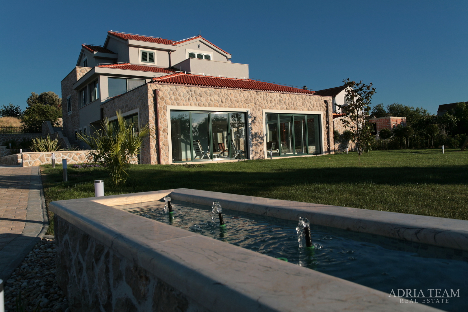 LUKSUZNA VILA 100 m OD MARINE - BETINA, MURTER