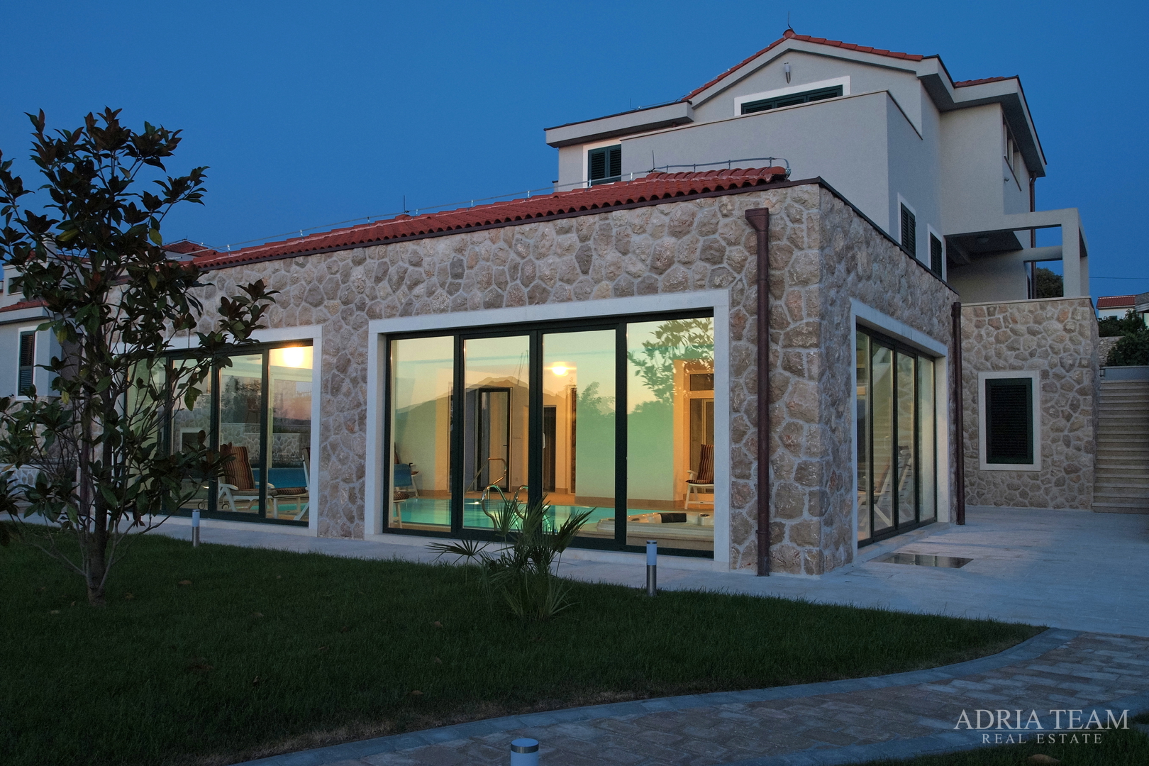 LUKSUZNA VILA 100 m OD MARINE - BETINA, MURTER