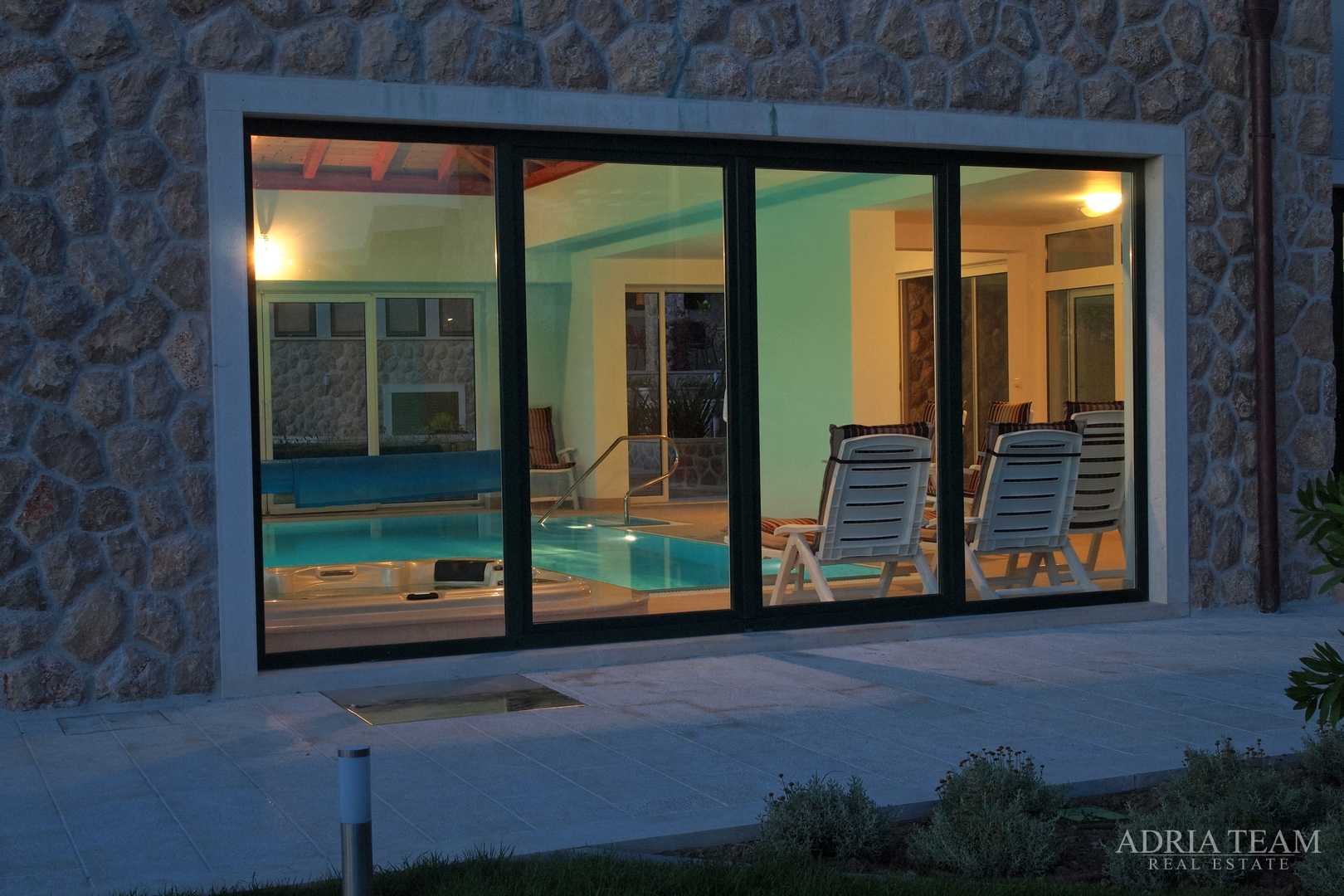 LUKSUZNA VILA 100 m OD MARINE - BETINA, MURTER