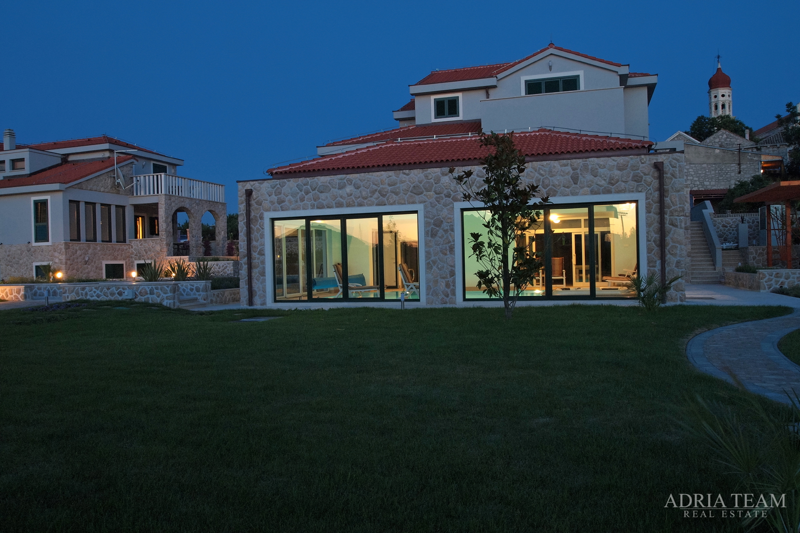 LUKSUZNA VILA 100 m OD MARINE - BETINA, MURTER