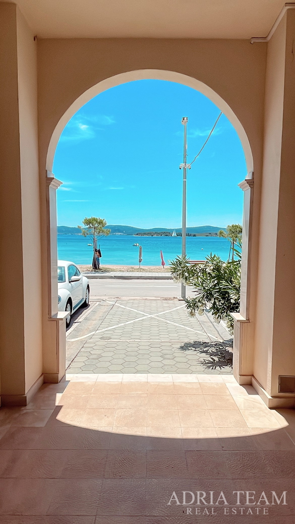 APARTMENT, 1ST ROW TO THE SEA, ON A BEAUTIFUL BEACH WITH BIG TERRACE - TURANJ