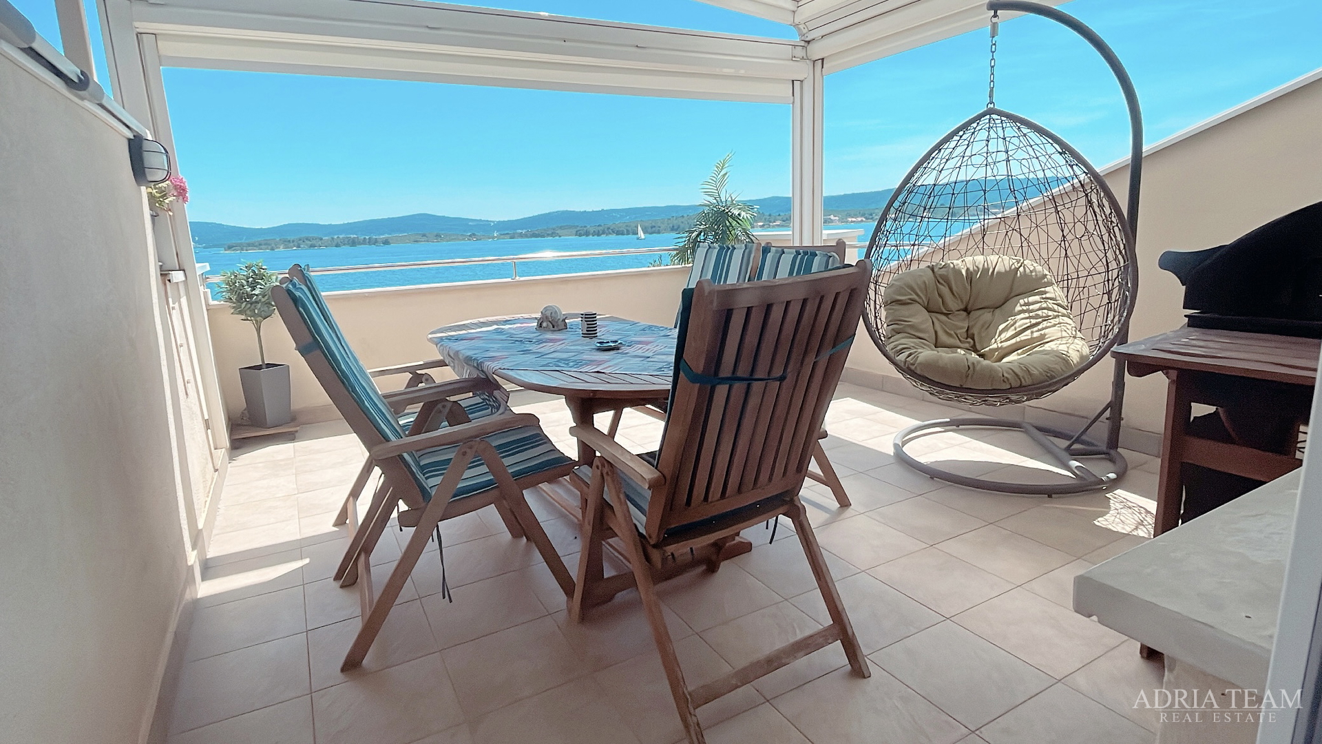 APARTMENT, 1ST ROW TO THE SEA, ON A BEAUTIFUL BEACH WITH BIG TERRACE - TURANJ