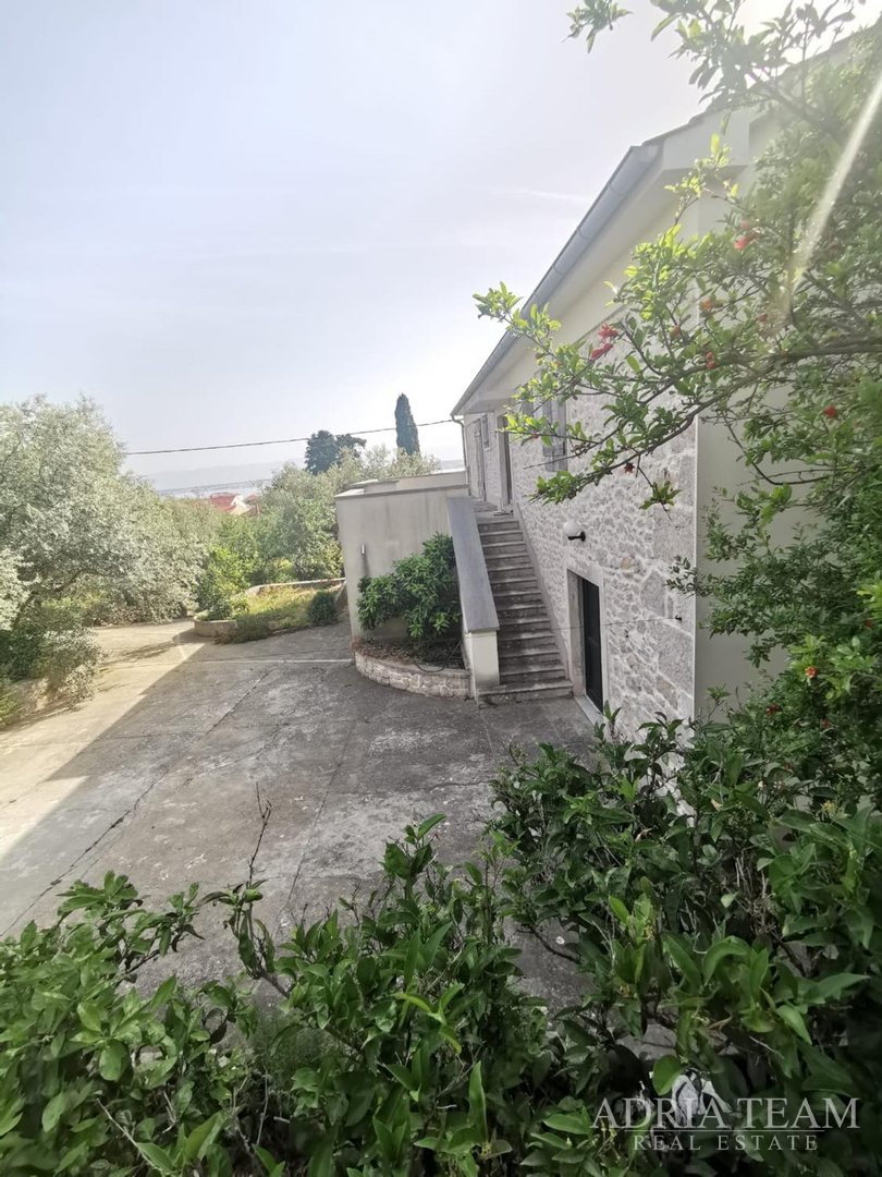 HOUSE WITH 3 APARTMENTS AND LARGE YARD - POLJANA, UGLJAN