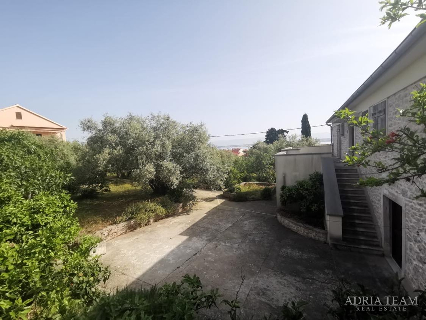 HOUSE WITH 3 APARTMENTS AND LARGE YARD - POLJANA, UGLJAN