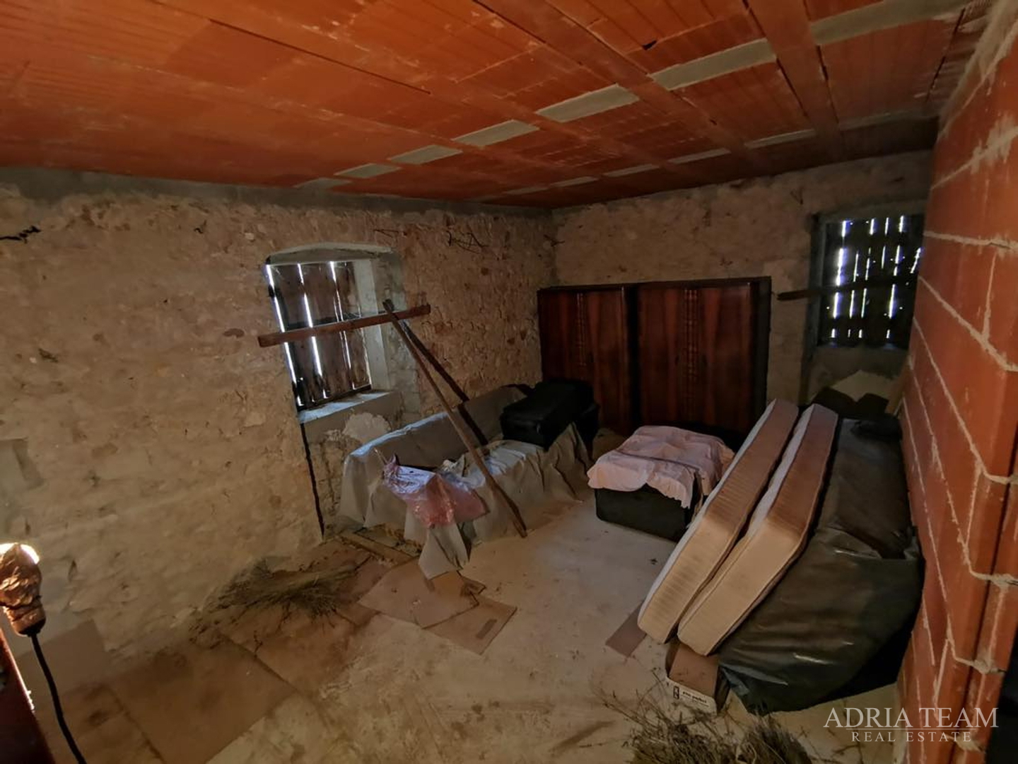 HOUSE WITH 3 APARTMENTS AND LARGE YARD - POLJANA, UGLJAN