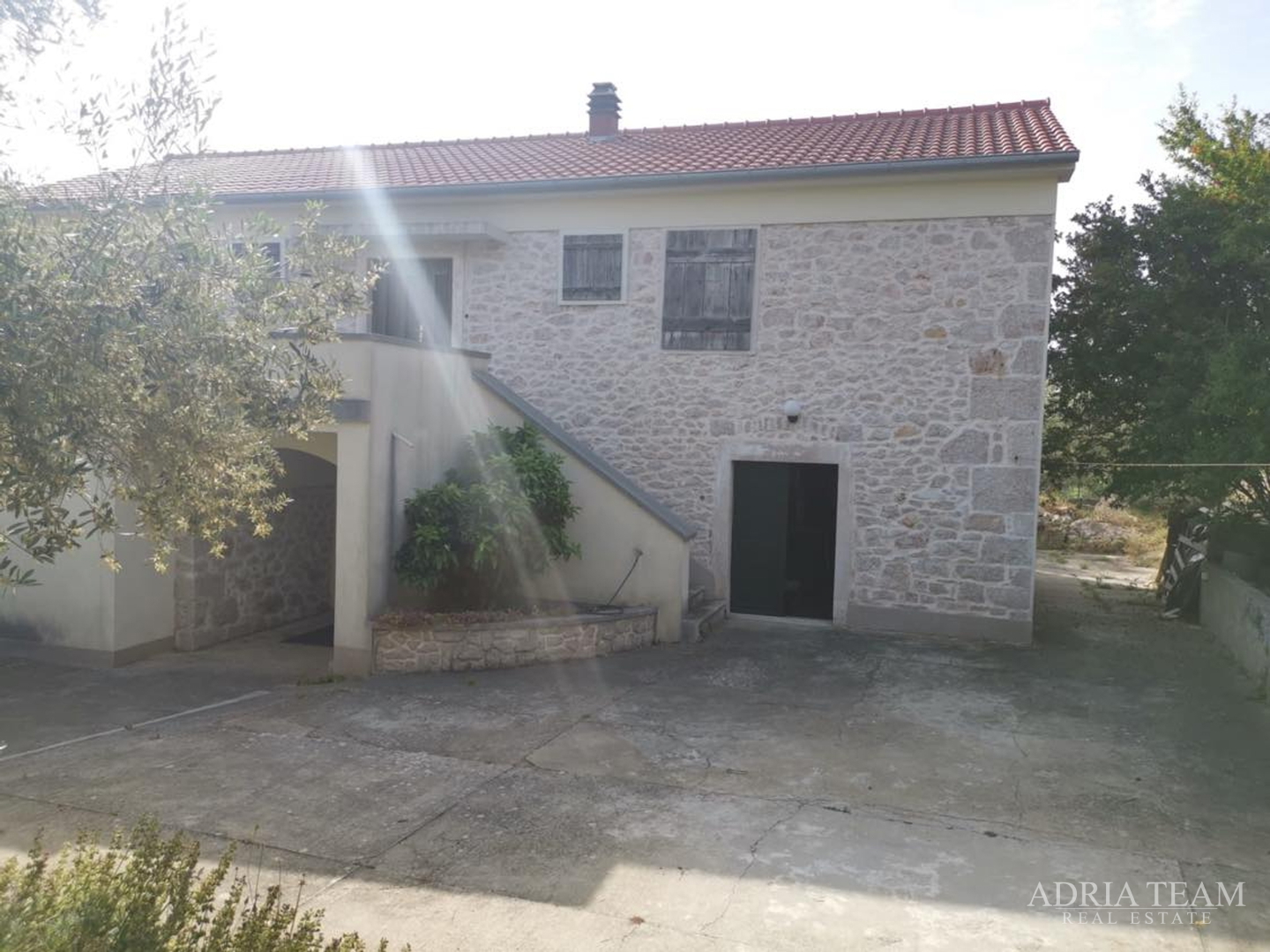 HOUSE WITH 3 APARTMENTS AND LARGE YARD - POLJANA, UGLJAN