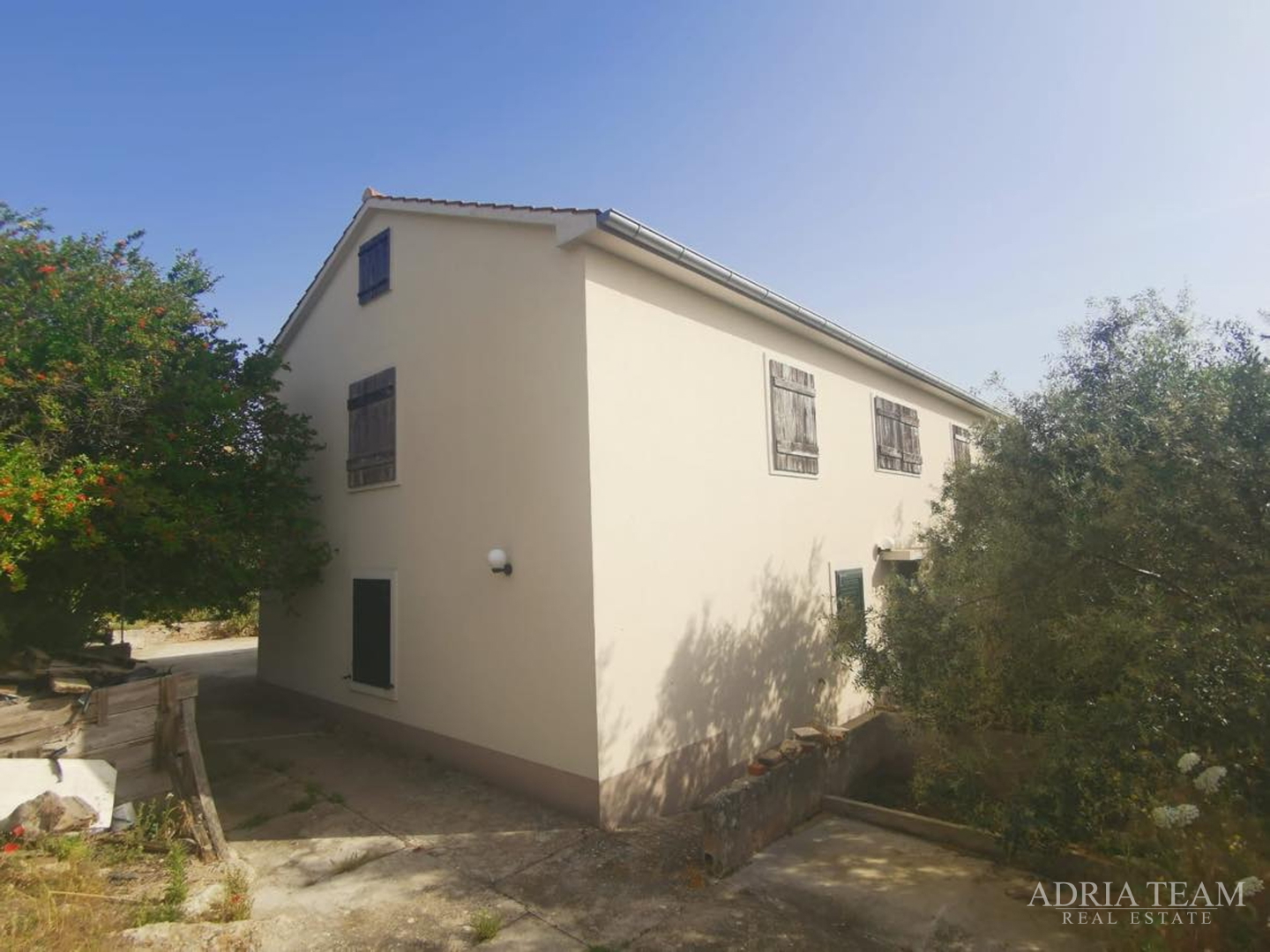 HOUSE WITH 3 APARTMENTS AND LARGE YARD - POLJANA, UGLJAN