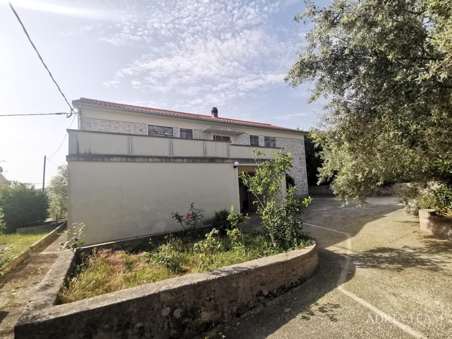 HOUSE WITH 3 APARTMENTS AND LARGE YARD - POLJANA, UGLJAN