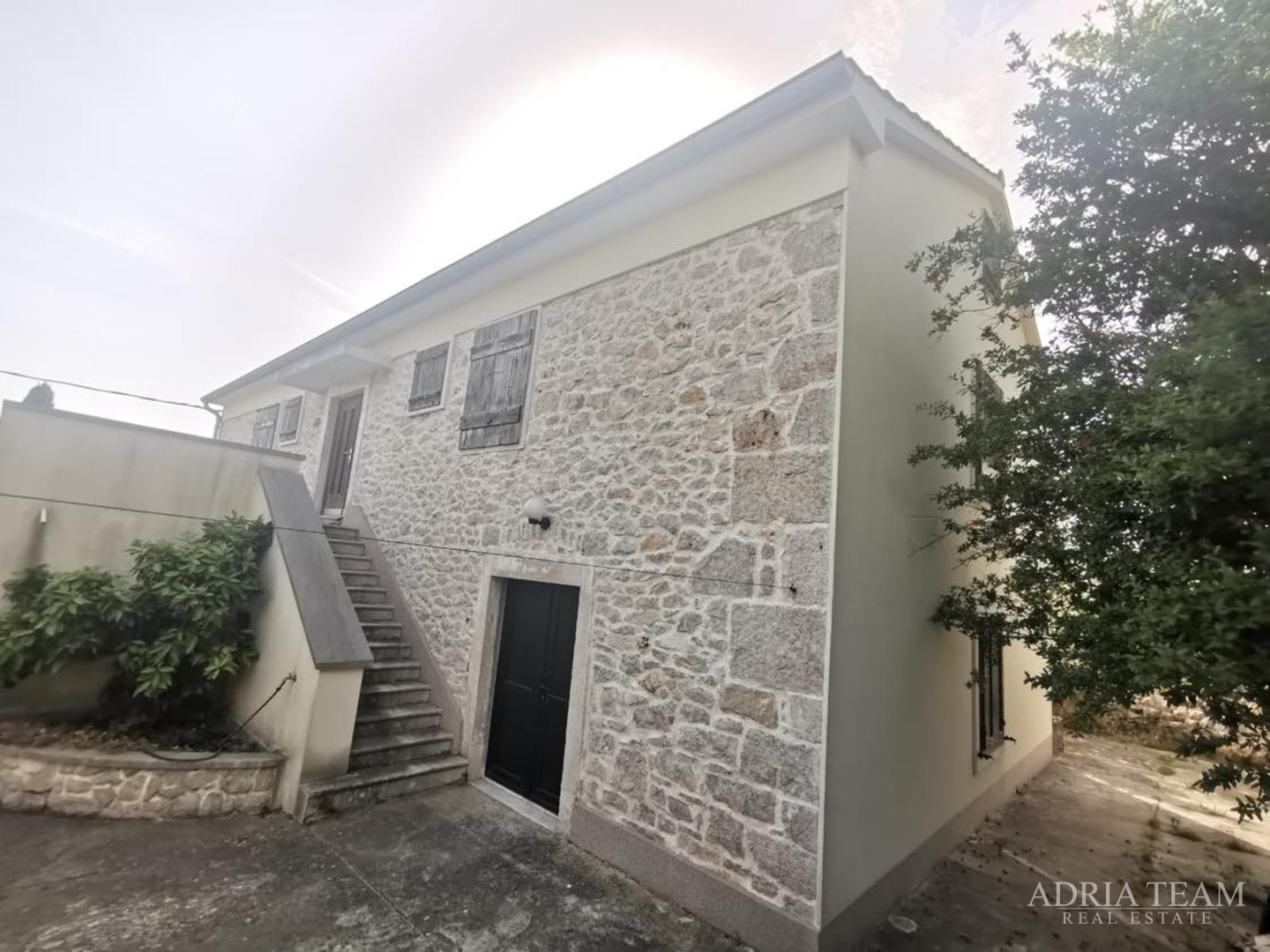 HOUSE WITH 3 APARTMENTS AND LARGE YARD - POLJANA, UGLJAN