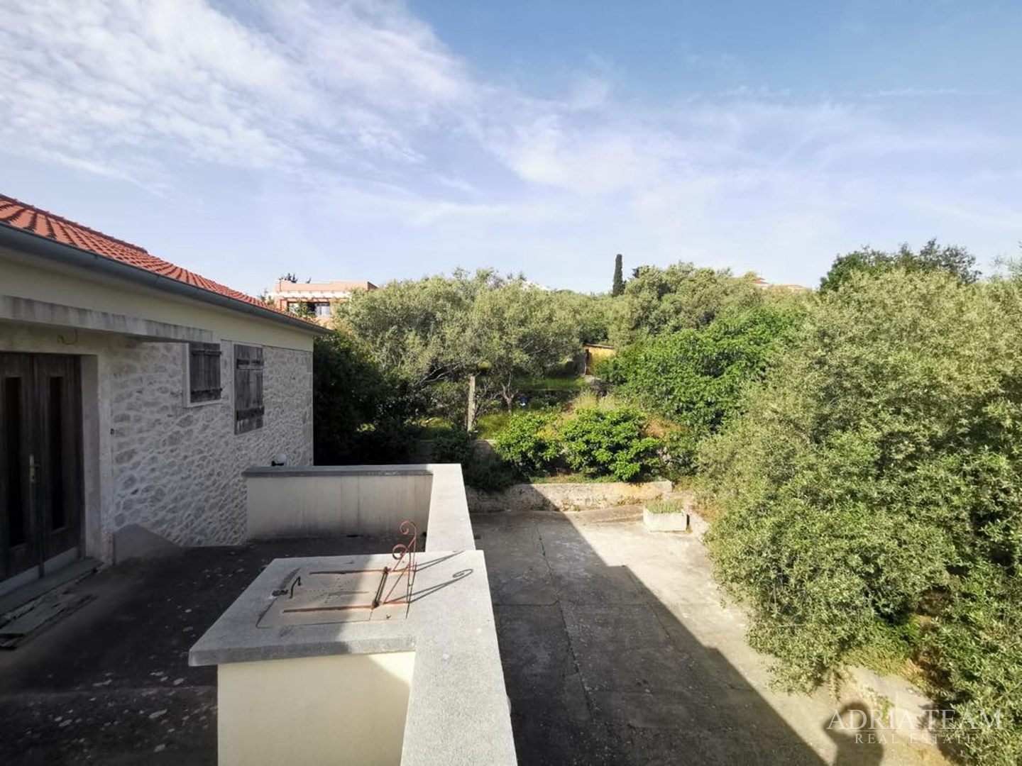 HOUSE WITH 3 APARTMENTS AND LARGE YARD - POLJANA, UGLJAN