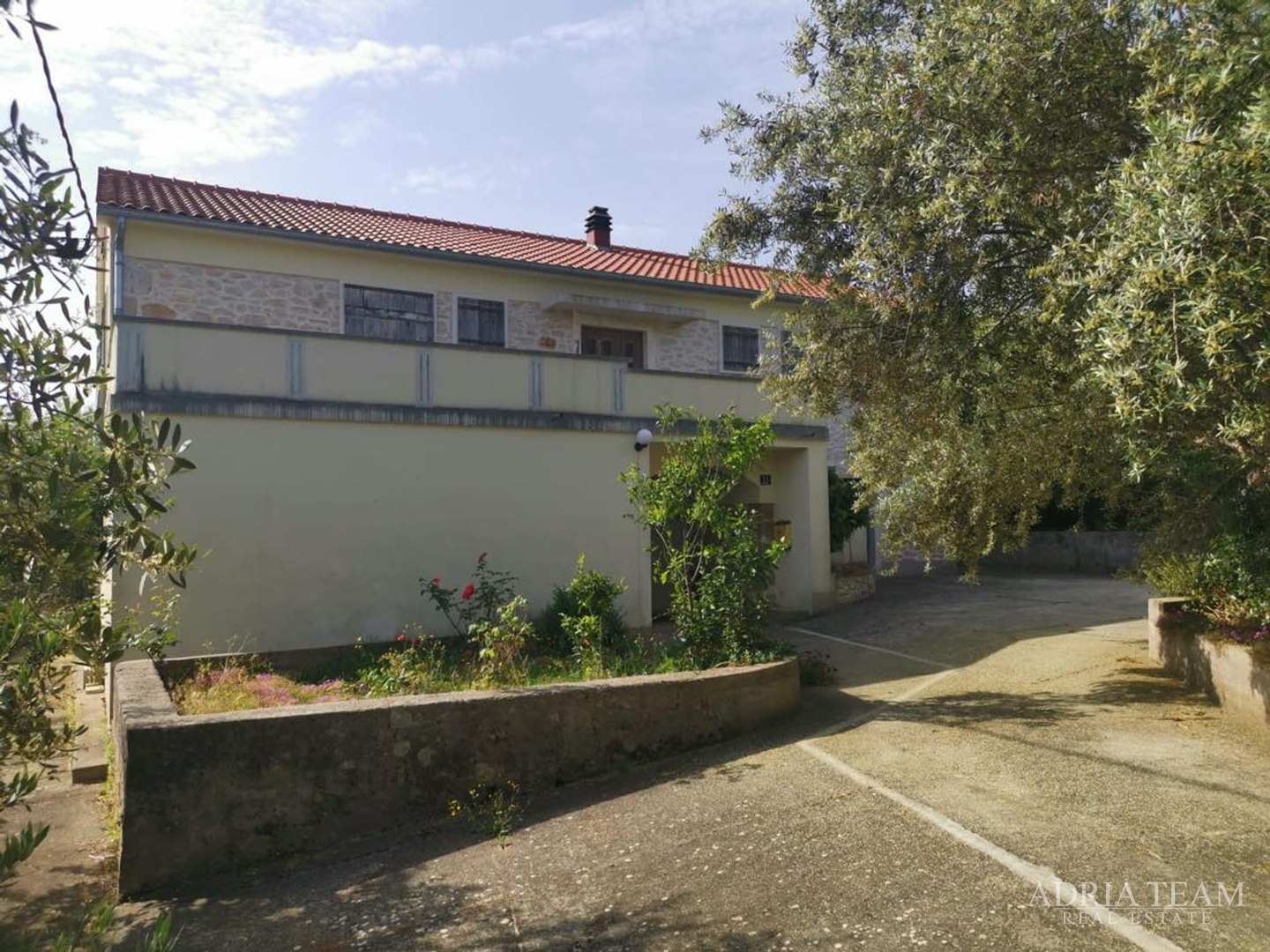 HOUSE WITH 3 APARTMENTS AND LARGE YARD - POLJANA, UGLJAN