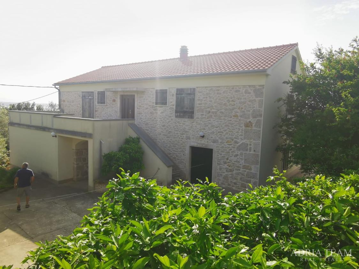 HOUSE WITH 3 APARTMENTS AND LARGE YARD - POLJANA, UGLJAN