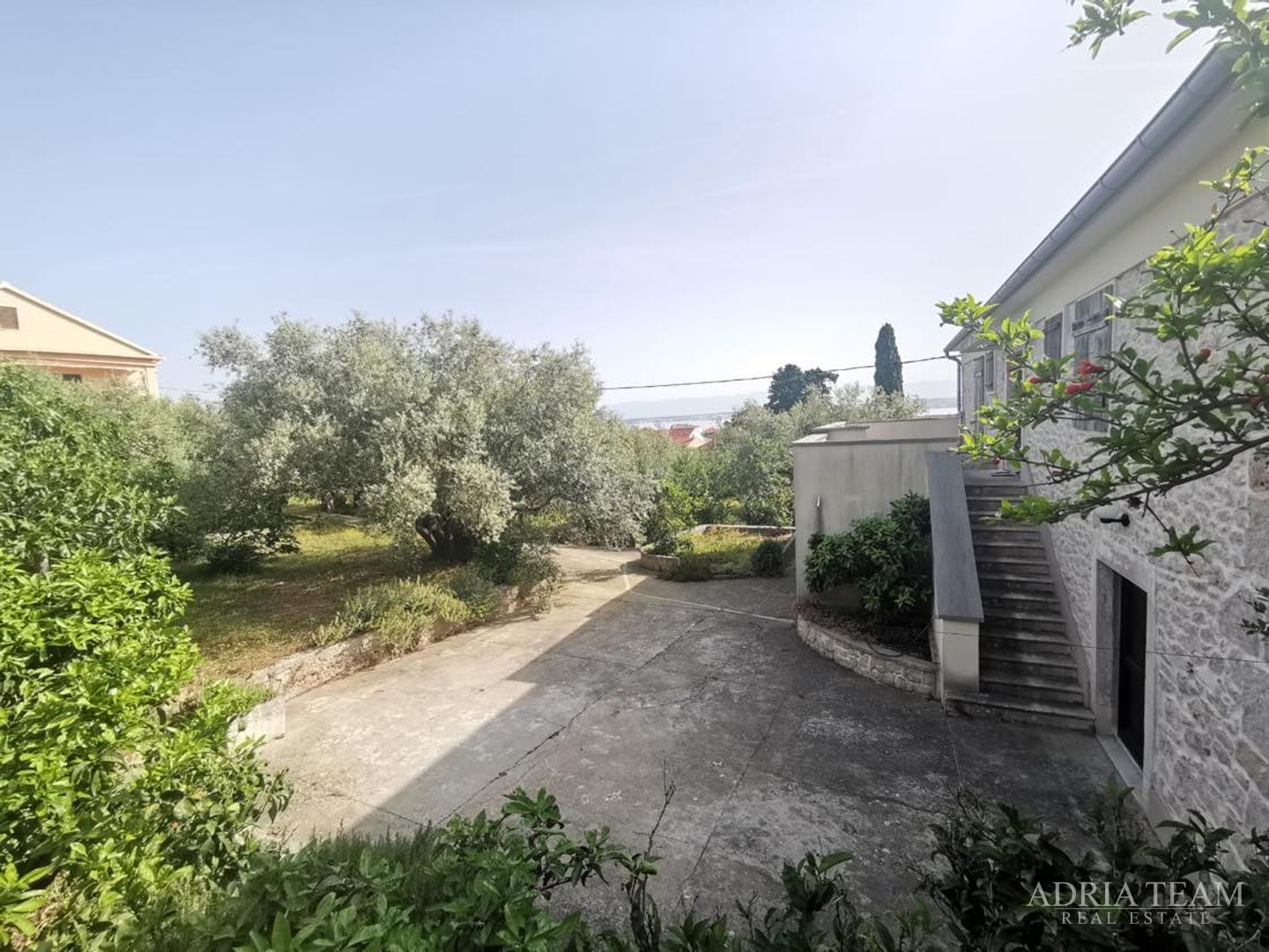 HOUSE WITH 3 APARTMENTS AND LARGE YARD - POLJANA, UGLJAN