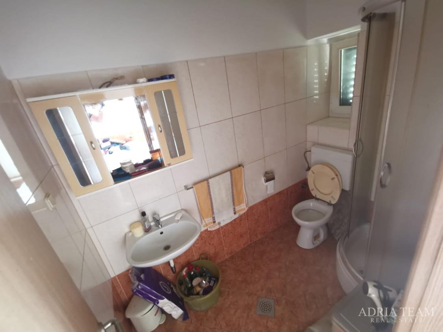 HOUSE WITH 3 APARTMENTS AND LARGE YARD - POLJANA, UGLJAN