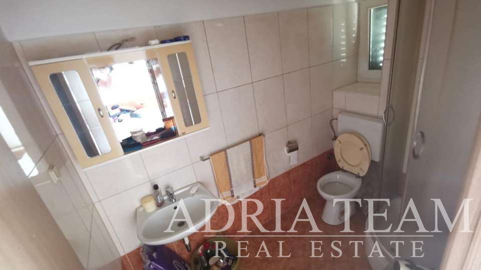 DŮM SE 3 APARTMÁNY A VELKÝM DVOREM - POLJANA, UGLJAN